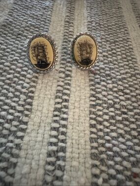 Ship Motif Oval earrings in Cream and Black